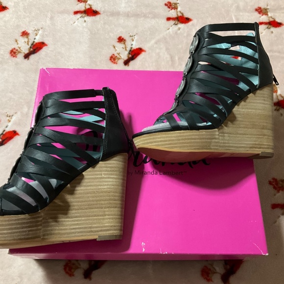NIB Miranda Lambert Black wedge sandal Size 6 1/2 4.25” heel Back zip Gladiator - Picture 7 of 13